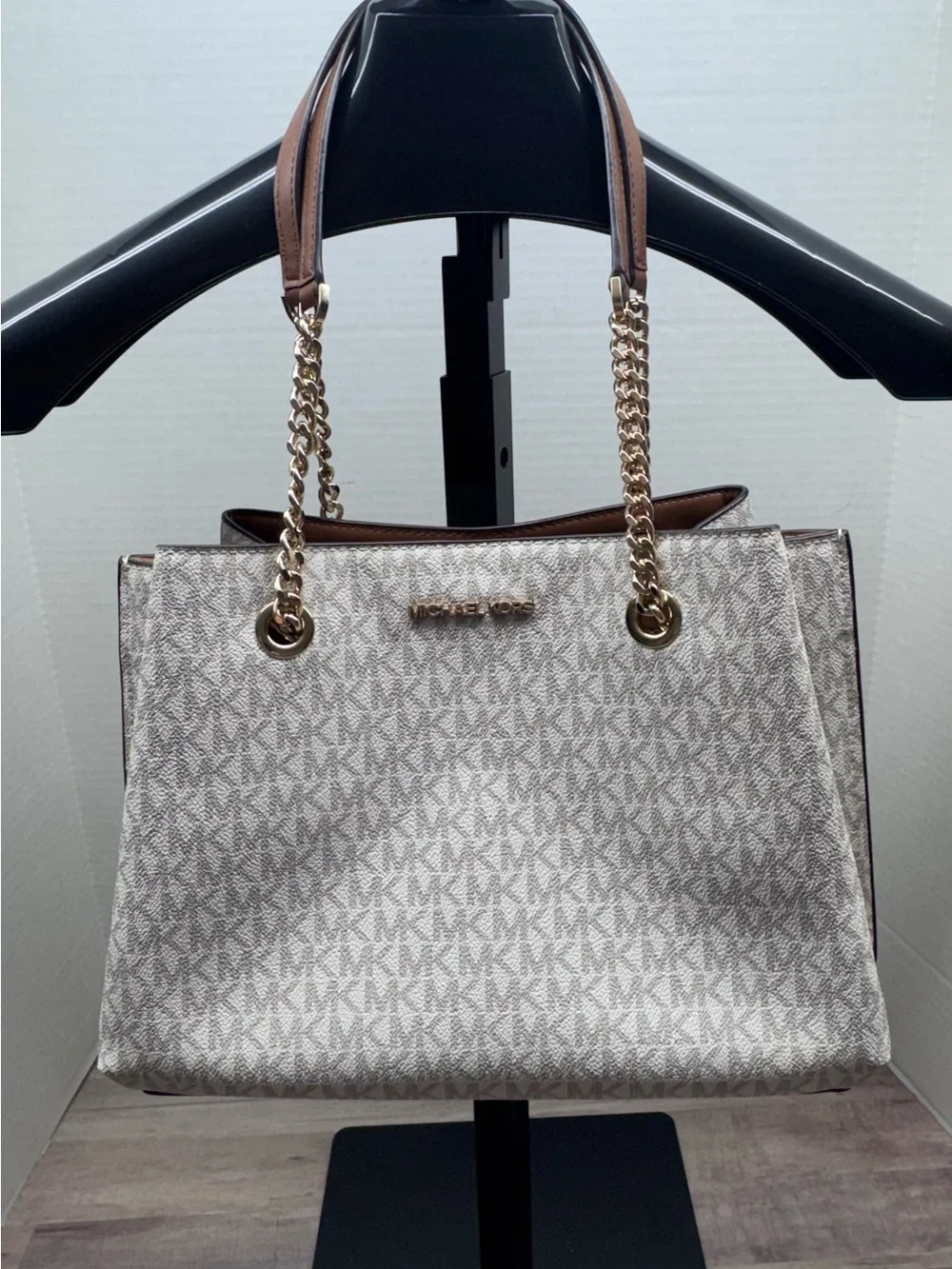 Michael Kors Womens Teagan Large Logo Print Shoulder Bag in Vanilla